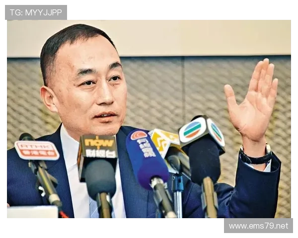 吴向东穿西装像去参加派对，转身投篮又像街头大佬，日常反差太炸了你说呢？