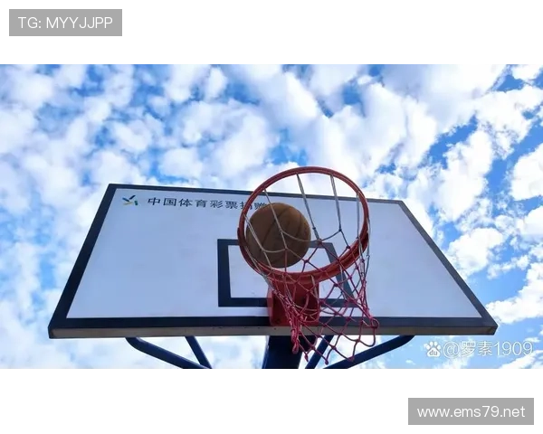 熊朝忠家里居然弄了个迷你篮球场，感觉隔壁小孩都得羡慕哭了！