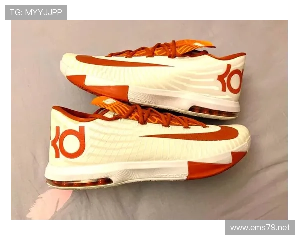 杜兰特今天鞋一换，手上的钻表差点闪瞎我眼睛，看着都觉得他坐拥一个秘密豪宅了吧？