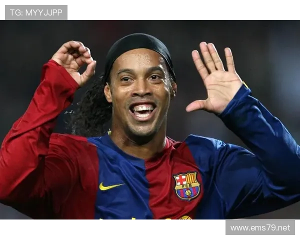 罗纳尔迪尼奥晚上戴钻戒玩牌，这生活谁顶得住啊？